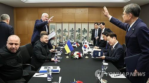 (LEAD) S. Korea to recall envoy to Ukraine amid dispute over disclosure of N.K. POWs