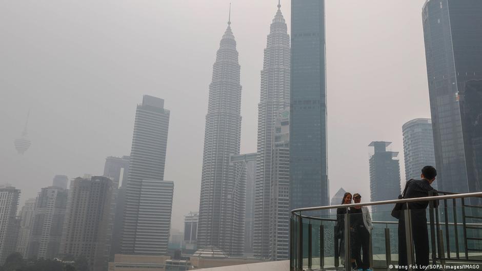 Malaysia shuts schools amid toxic haze from Indonesian fires
