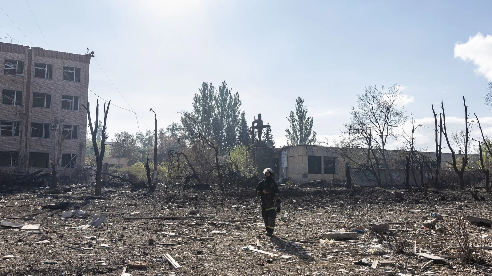 Russian bomb kills 33 in street in east Ukraine city